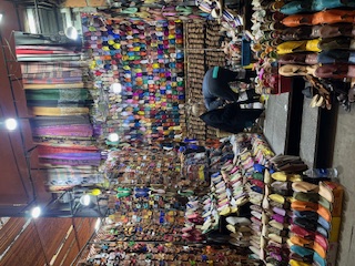 画像: 色とりどりバブーシュ（弊社スタッフ撮影）