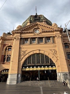 画像1: フリンダース・ストリート駅（弊社スタッフ撮影)