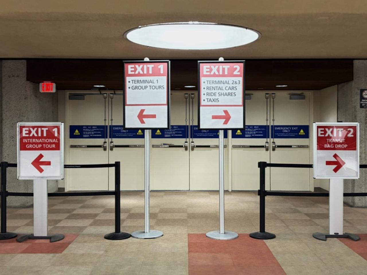 画像: 税関を抜けた先、左手の「EXIT1（団体出口）」へお進みください 弊社スタッフ撮影（2026年6月）
