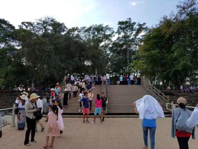 画像: (コロナ発生前のアンコールワット浮橋/2019年12月弊社スタッフ撮影)