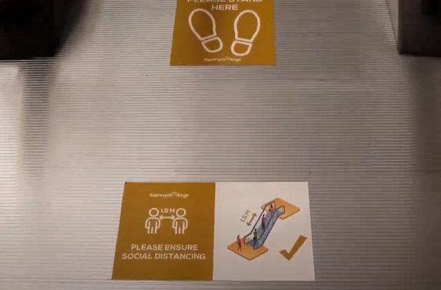 画像: エスカレーターでもソーシャルディスタンス! 現地手配会社「APEX」提供(7月6日撮影)