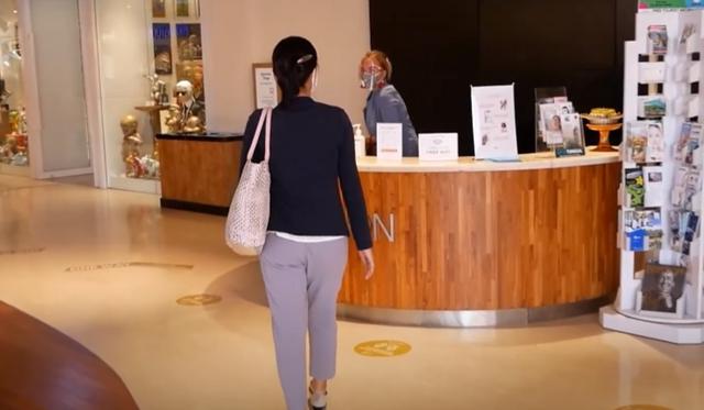 画像: スタッフもフェイスシートを着用し皆様をお待ちしております 現地手配会社「APEX」提供(7月6日撮影)