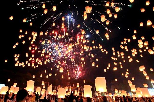 画像: ロイクラトン祭りのコムローイ上げ(2019年11月弊社ご案内イベント会場にて現地ガイド撮影)