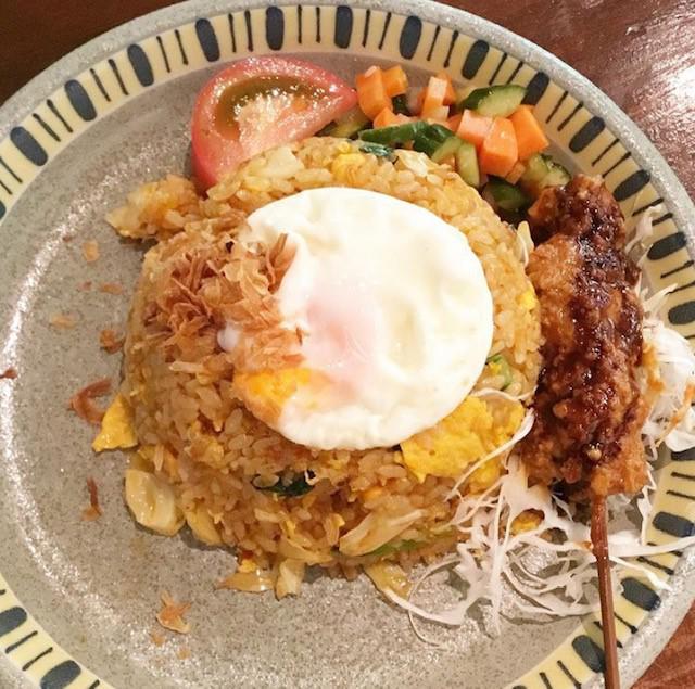 画像: インドネシア料理名物「ナシ・ゴレン」 提供:チャべ目黒店公式Instagram