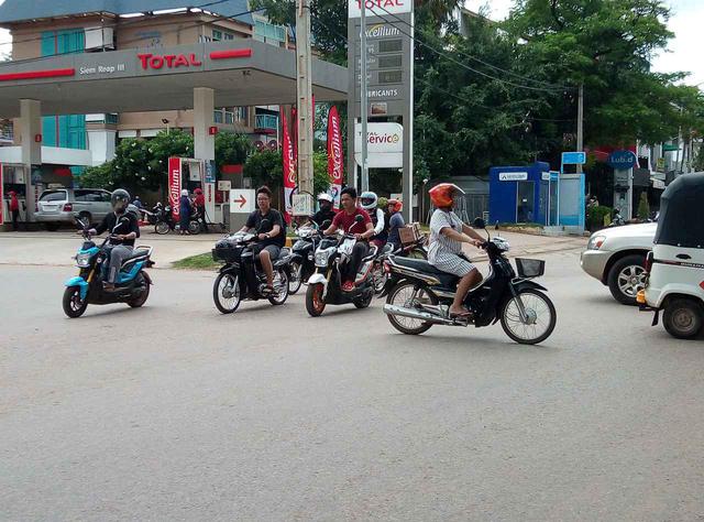 画像: (バイクに乗る人々の様子/6月末弊社スタッフ撮影)