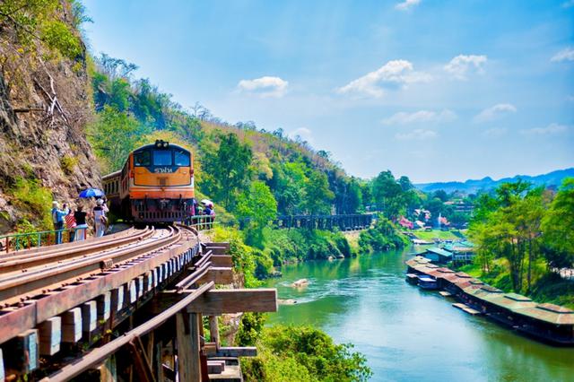 画像: 泰緬鉄道走行の様子/イメージ(写真提供:タイ国政府観光庁)