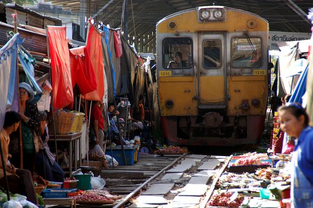 画像: すれすれの場所を通る列車の姿は一見の価値あり!(写真提供:タイ国政府観光庁)