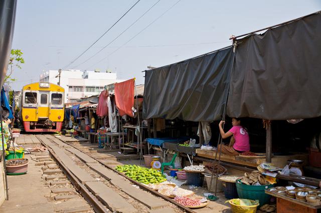 画像: メークロン市場(写真提供:タイ国政府観光庁)