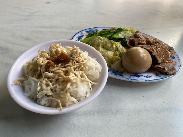 画像: 鶏肉飯とおかず(1人前)/弊社スタッフ小笠撮影(2020年2月)