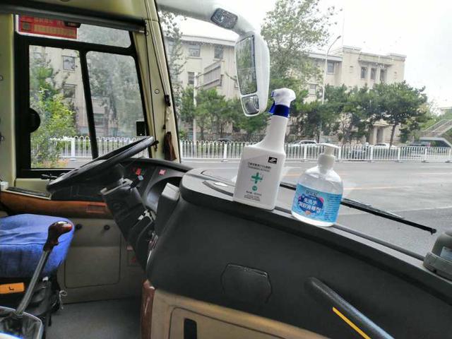 画像: 北京・バスの様子/提供:現地手配会社(9/2撮影) バス車内にはアルコール消毒を常備し、バスにご乗車いただく際にはアルコール消毒を行っていただきます