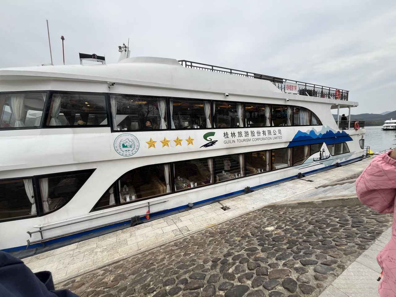 画像: クルーズ外観(2025年3月弊社スタッフ撮影) 1階・2階は客室、3階はデッキとなっています。