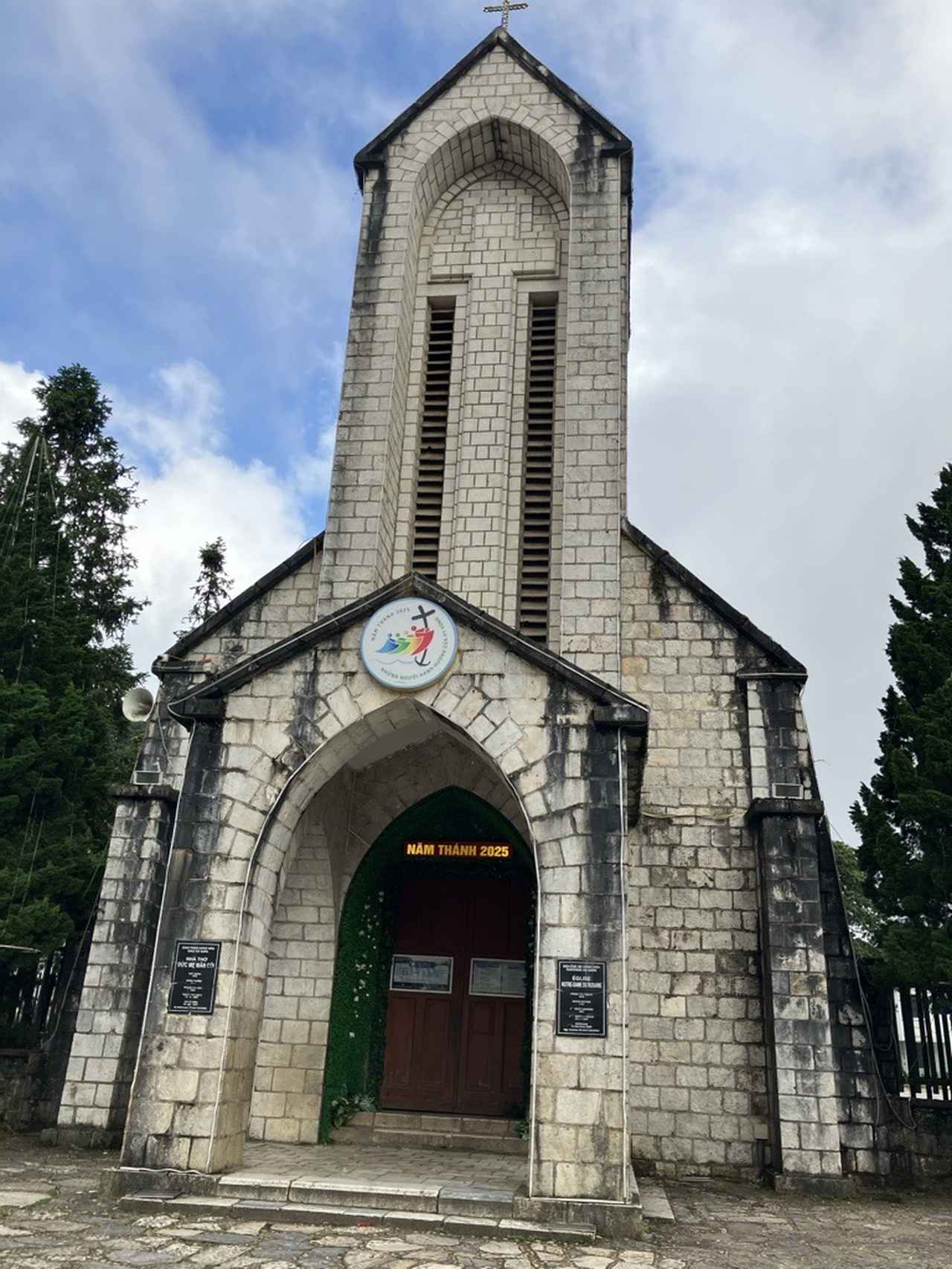 画像1: サパ教会（スタッフ撮影）