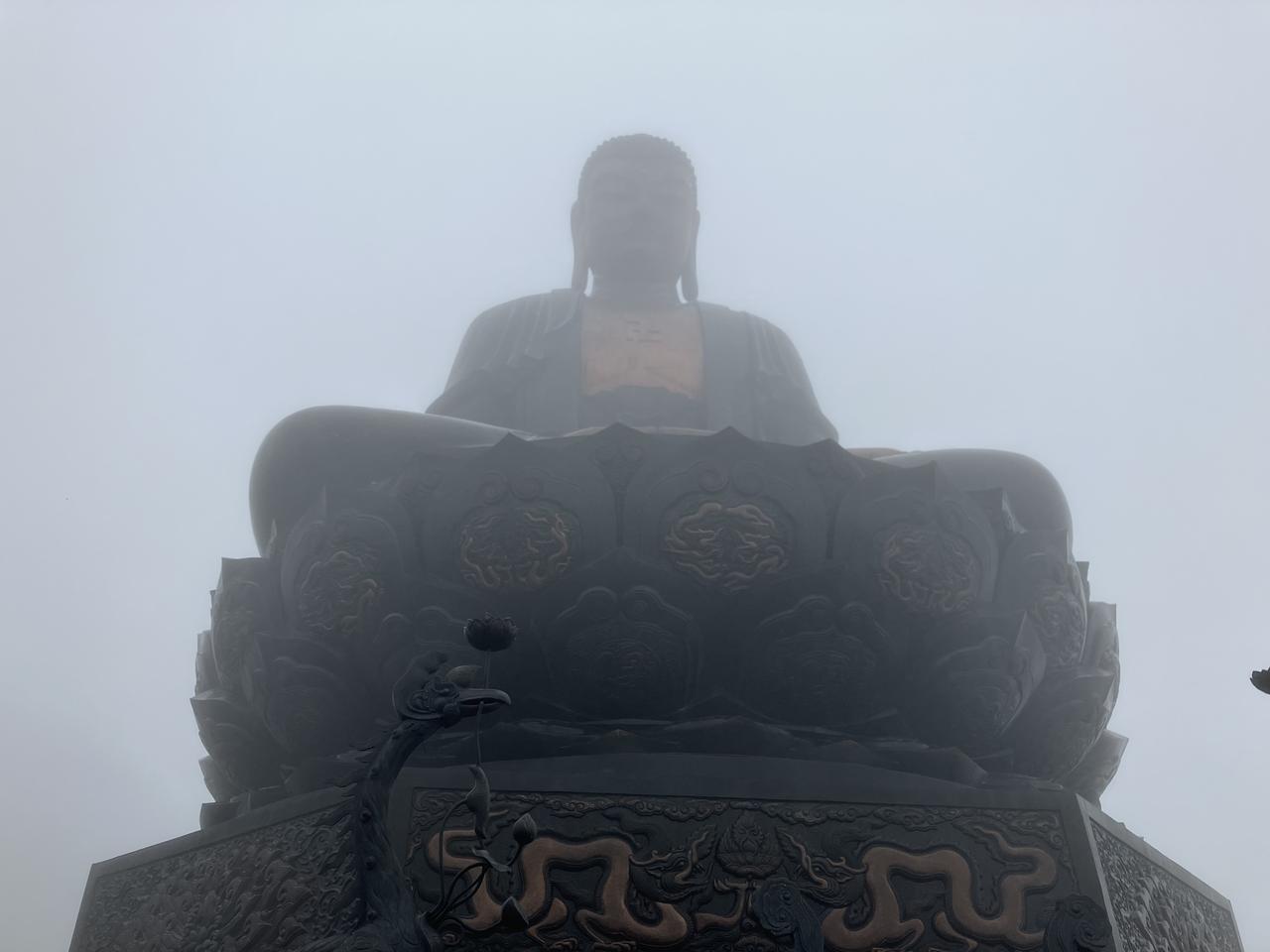 画像: 霧の中から現れた仏像（スタッフ撮影）