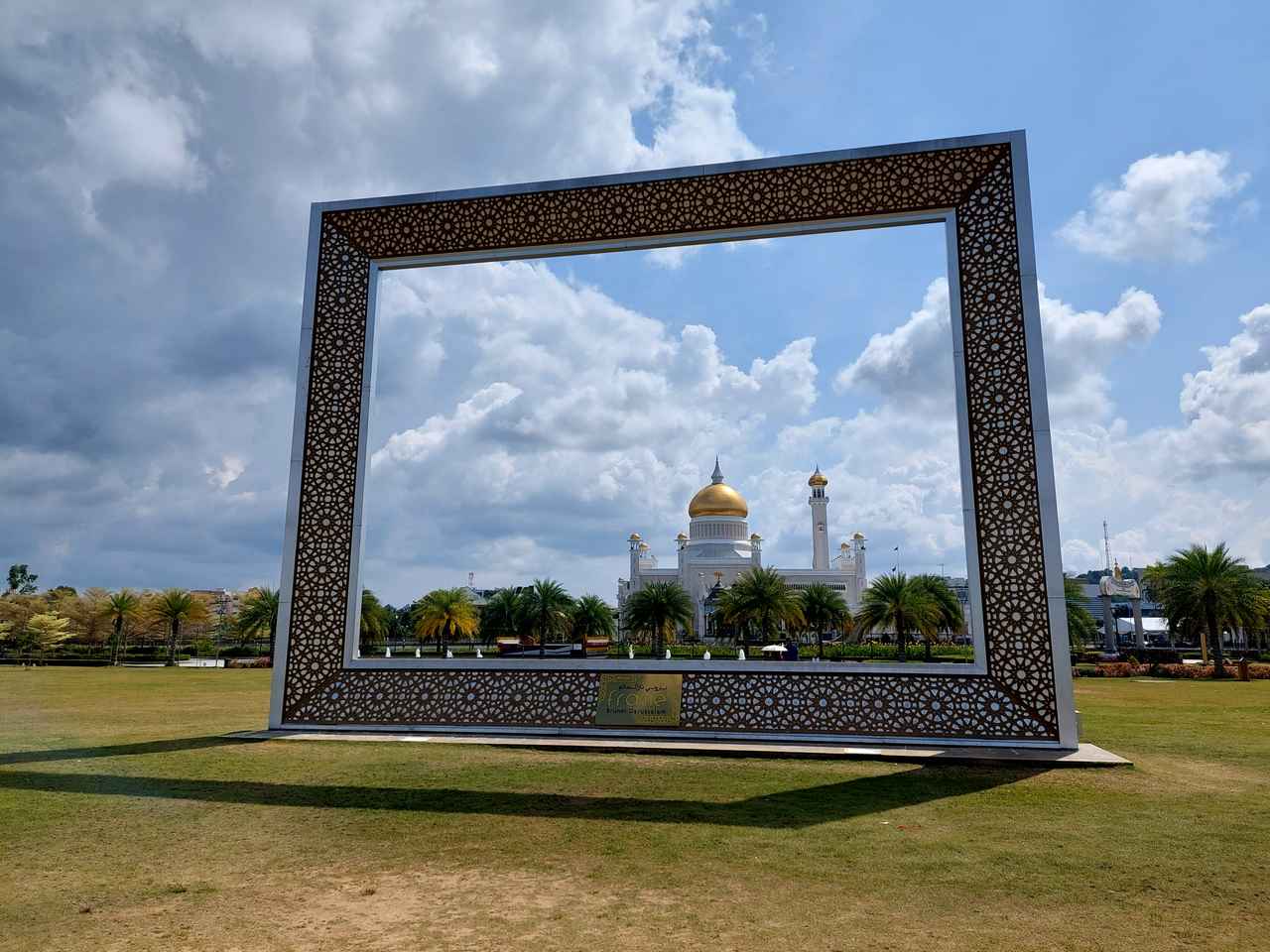 画像: オールドモスクとフレーム（昼）（イメージ）/弊社スタッフ撮影