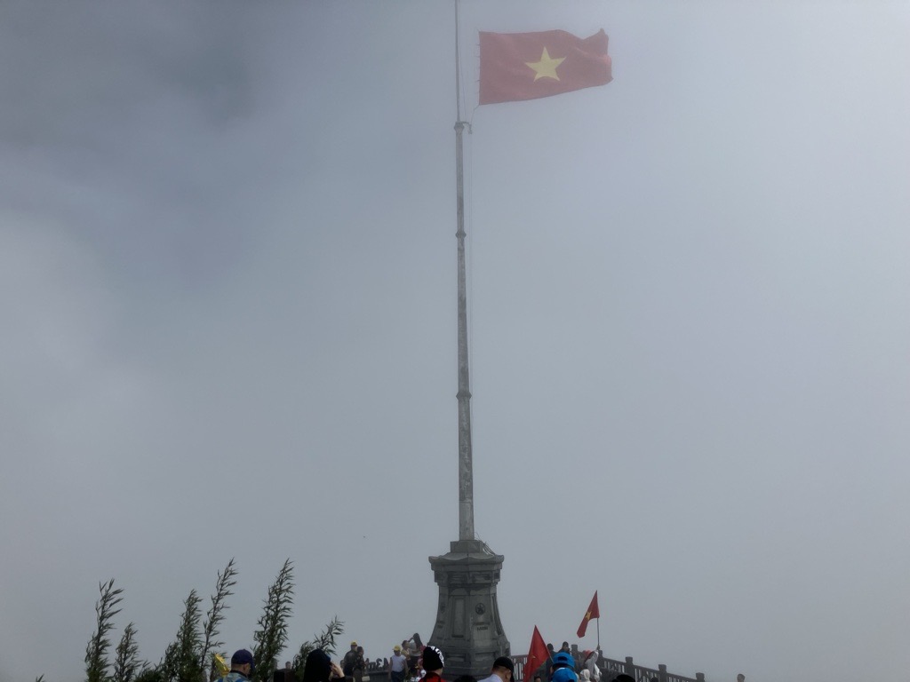 画像: 山頂の国旗（スタッフ撮影）