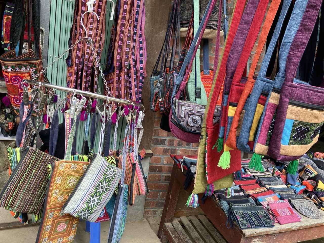 画像: 少数民族の織物等を使った雑貨②（スタッフ撮影）