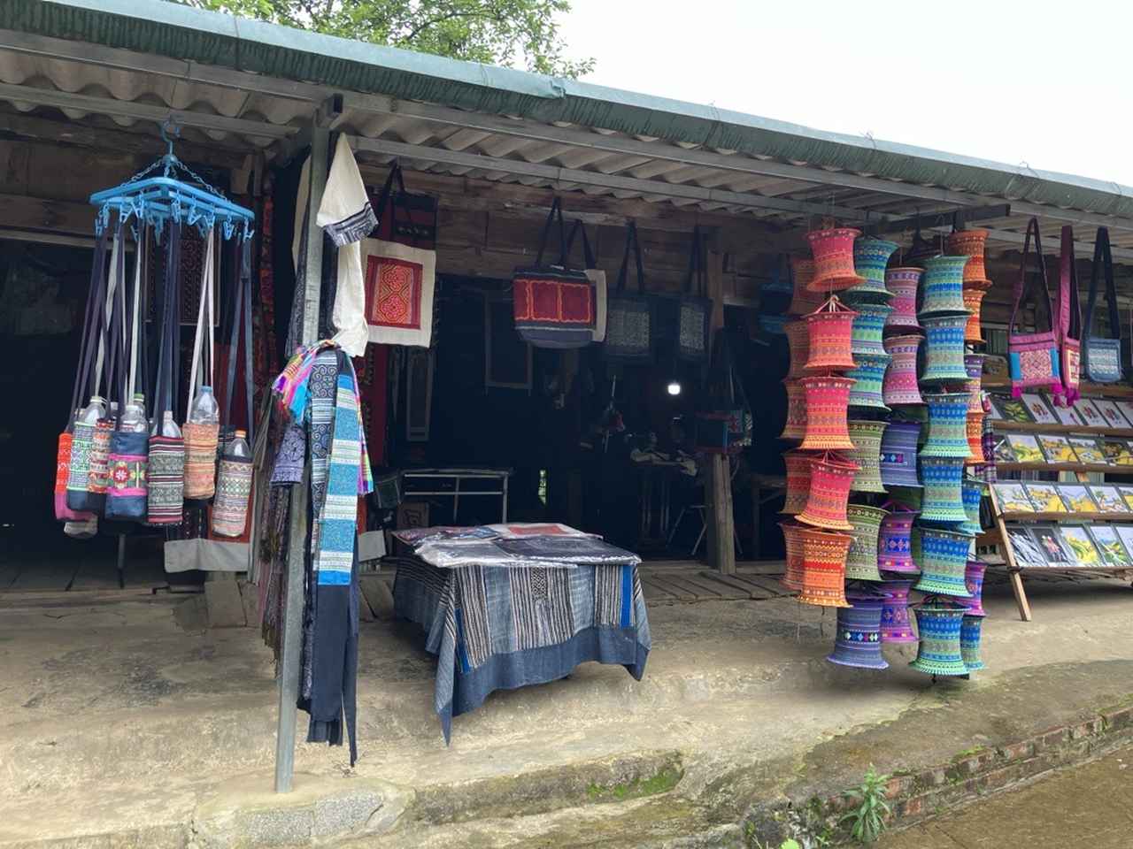 画像: 少数民族の織物等を使った雑貨①（スタッフ撮影）