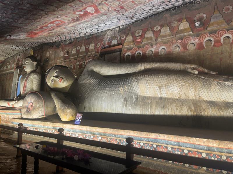 画像: 【世界遺産】ダンブッラ石窟寺院内・寝釈迦仏（イメージ）/弊社スタッフ撮影