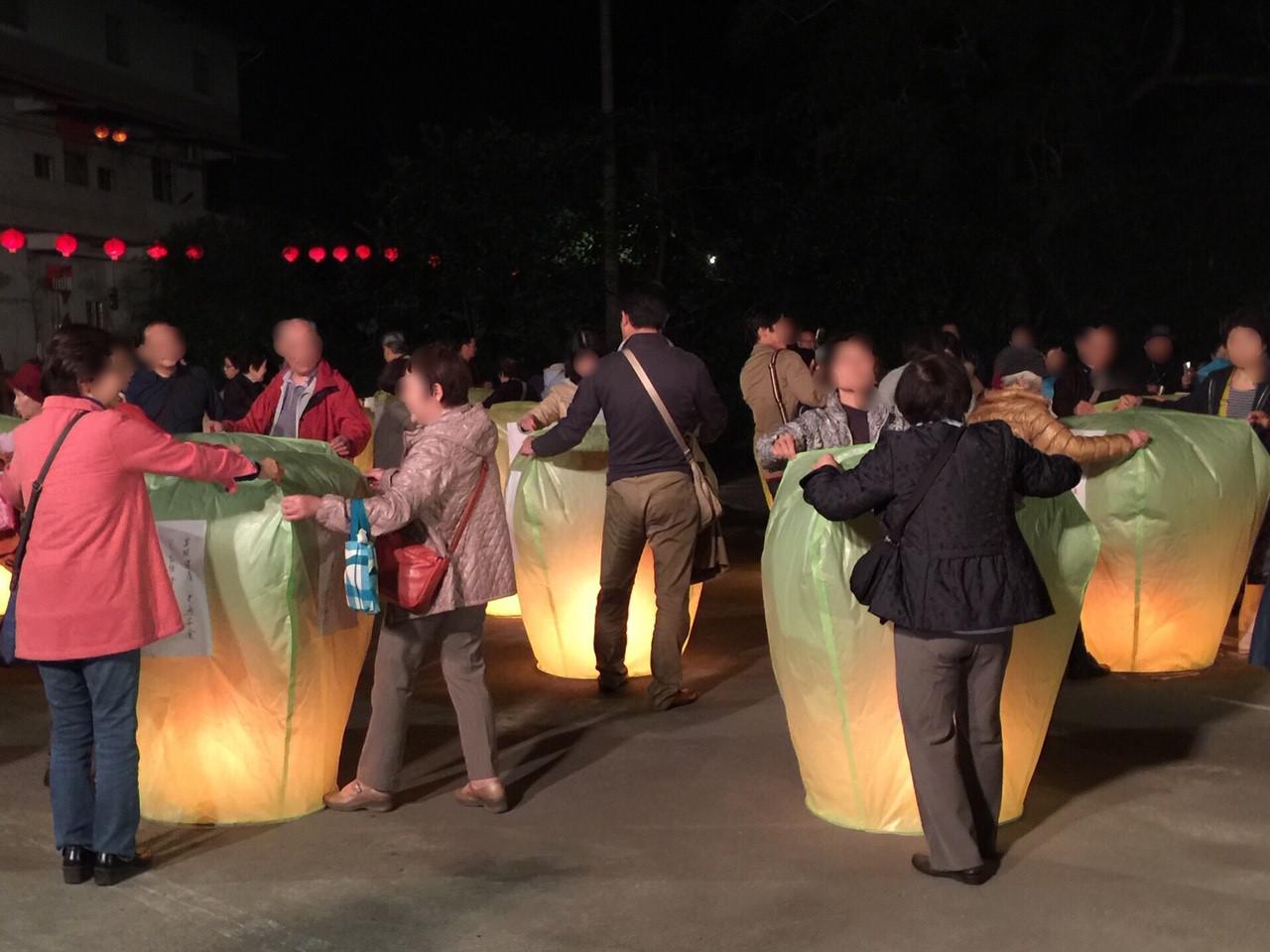 画像2: 天燈上げの様子／弊社スタッフ撮影