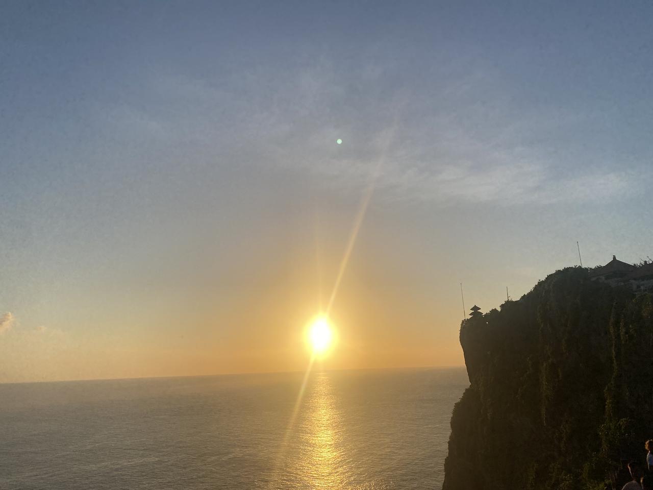 画像: 断崖絶壁に建つウルワツ寺院とインド洋に沈む夕陽（添乗員撮影）