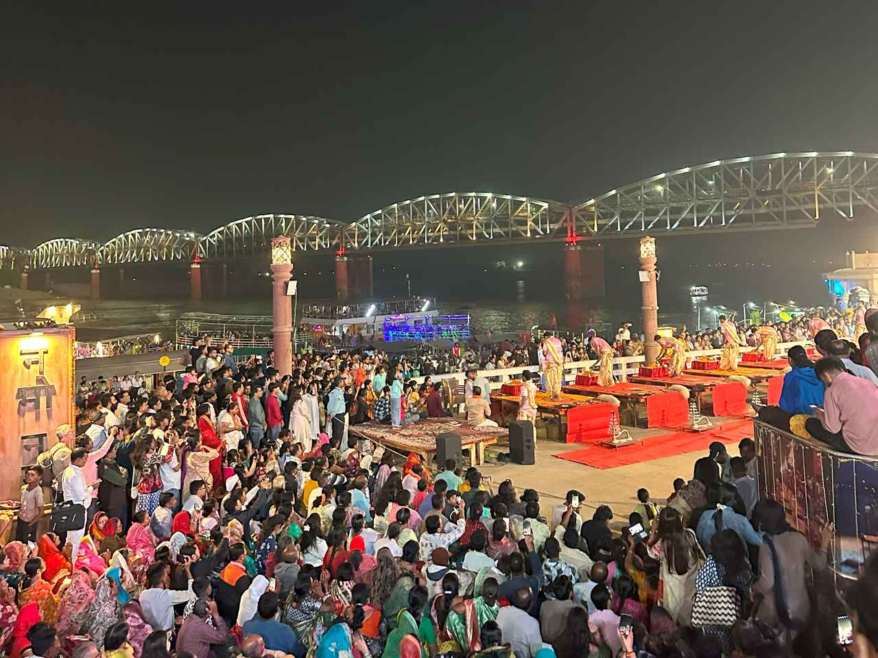 画像: アルティ(灯明の儀式)の様子(2025年11月弊社スタッフ撮影)