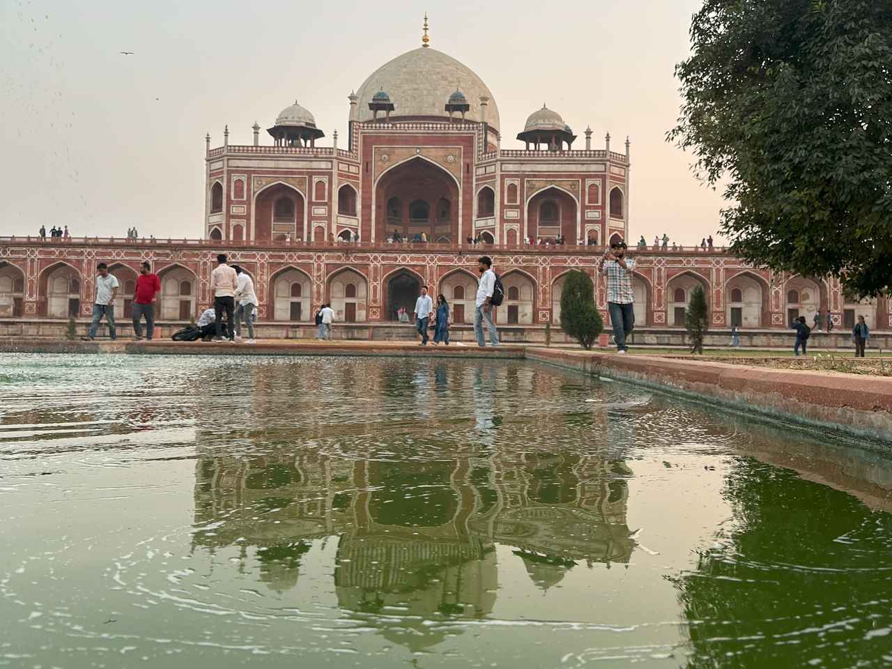 画像: 水面に反射する逆フマユーン廟(2025年11月弊社スタッフ撮影)