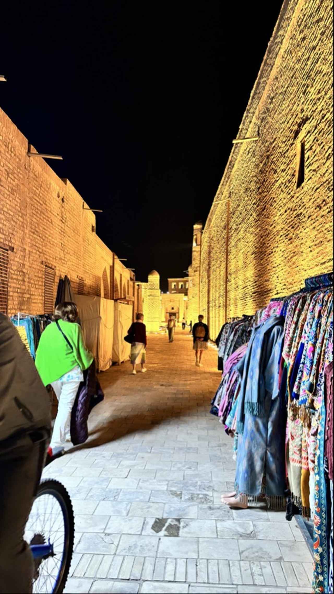 画像: ヒヴァの夜の風景（2025年9月スタッフ撮影／イメージ）