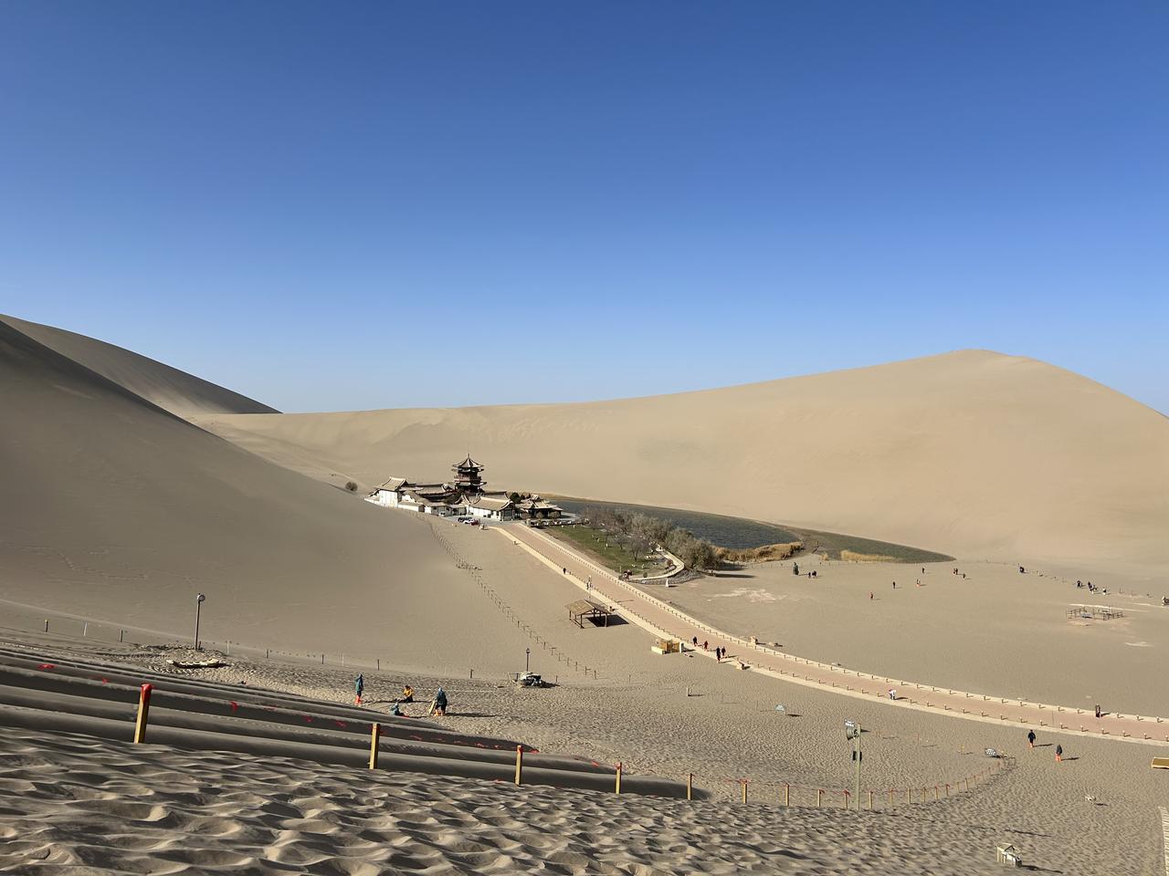 画像: 鳴沙山(奥に佇む月牙泉)/添乗員撮影