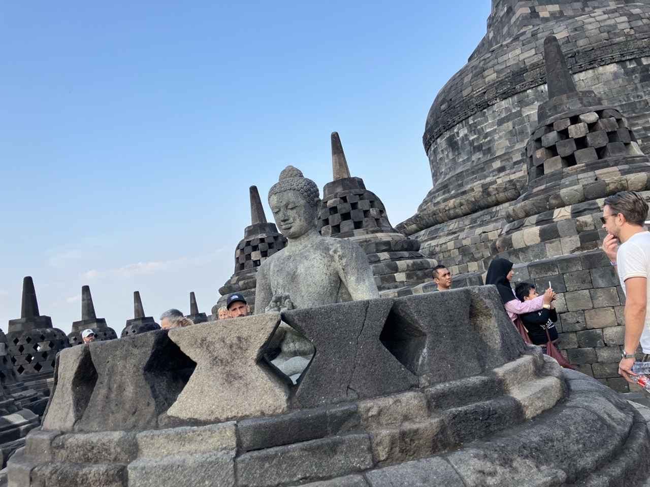 画像: ストゥーパの中の仏像(筆者撮影)