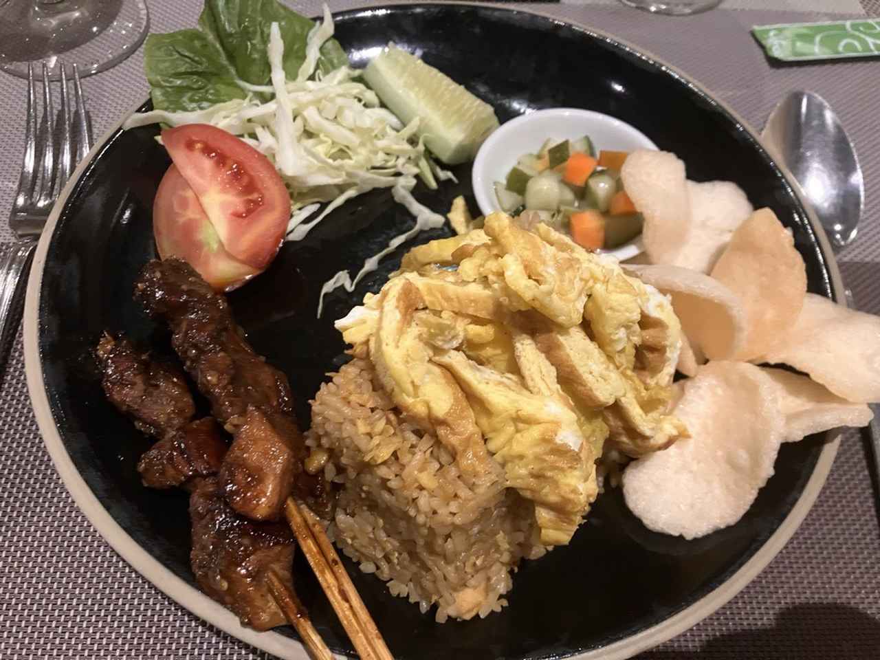 画像: ナシゴレンとサテ(筆者撮影)