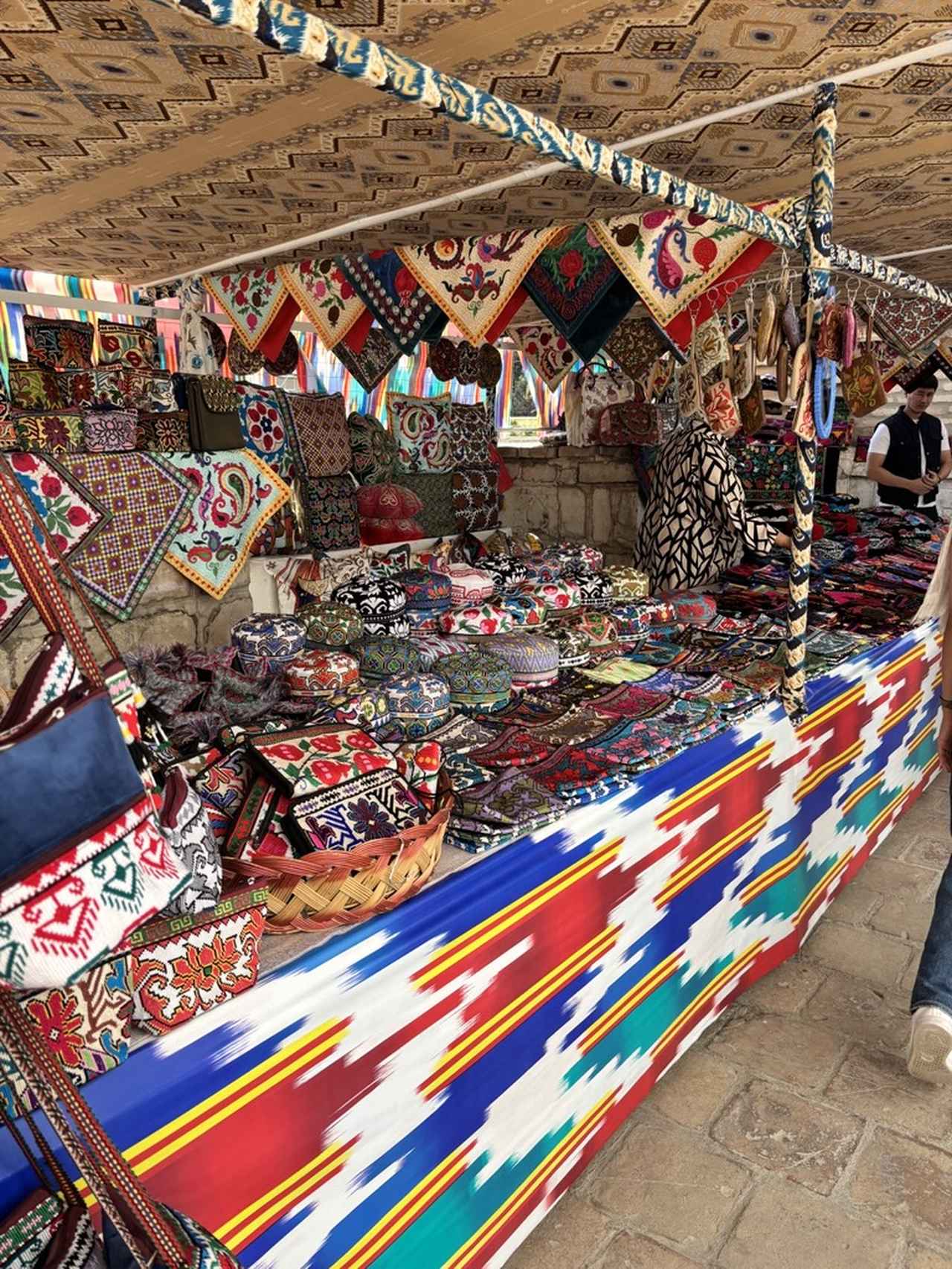 画像: 路上のお土産店（2025年9月スタッフ撮影／イメージ）