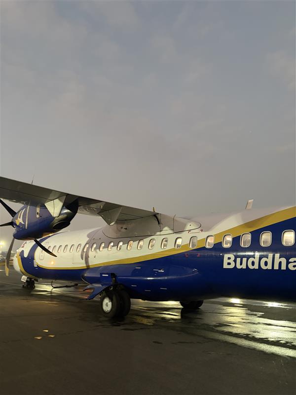 画像: ブッダ航空のプロペラ機（弊社スタッフ撮影）