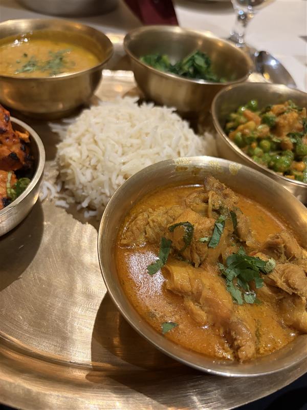 画像: プレートのネパール料理（弊社スタッフ撮影）