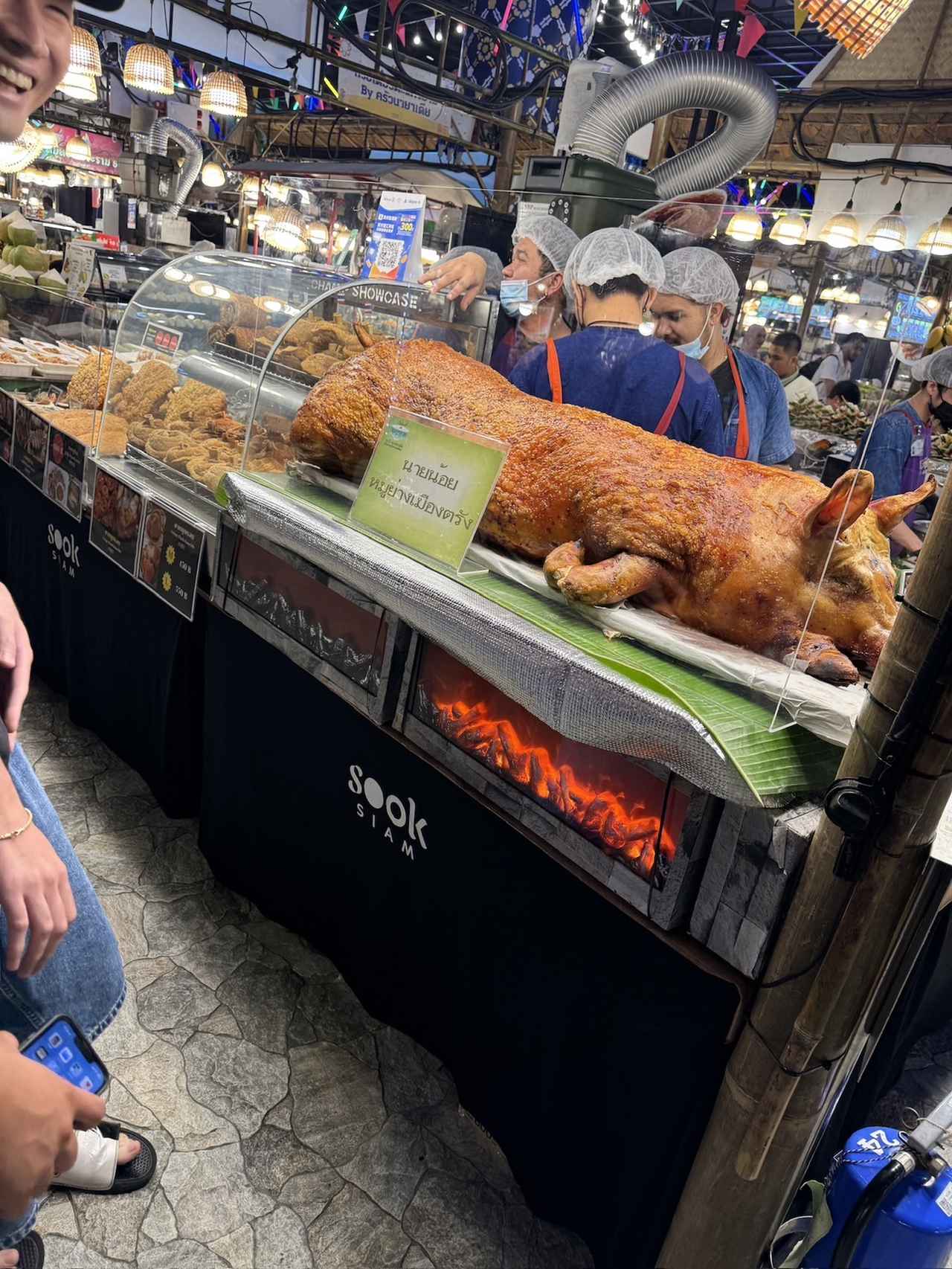 画像: 豚の丸焼き（弊社社員撮影）