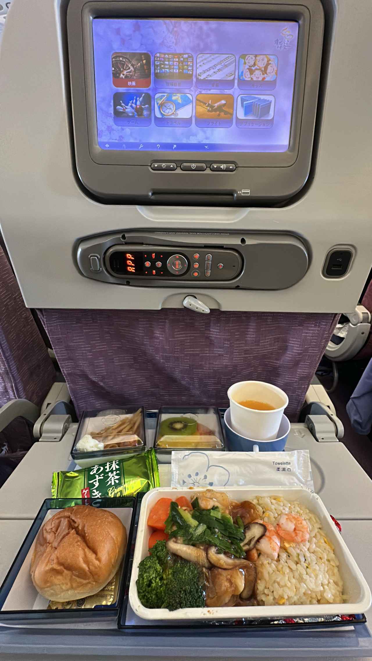画像: 空の上で食べる中華料理(機内食)もおいしいです!(2025年9月スタッフ撮影/イメージ)