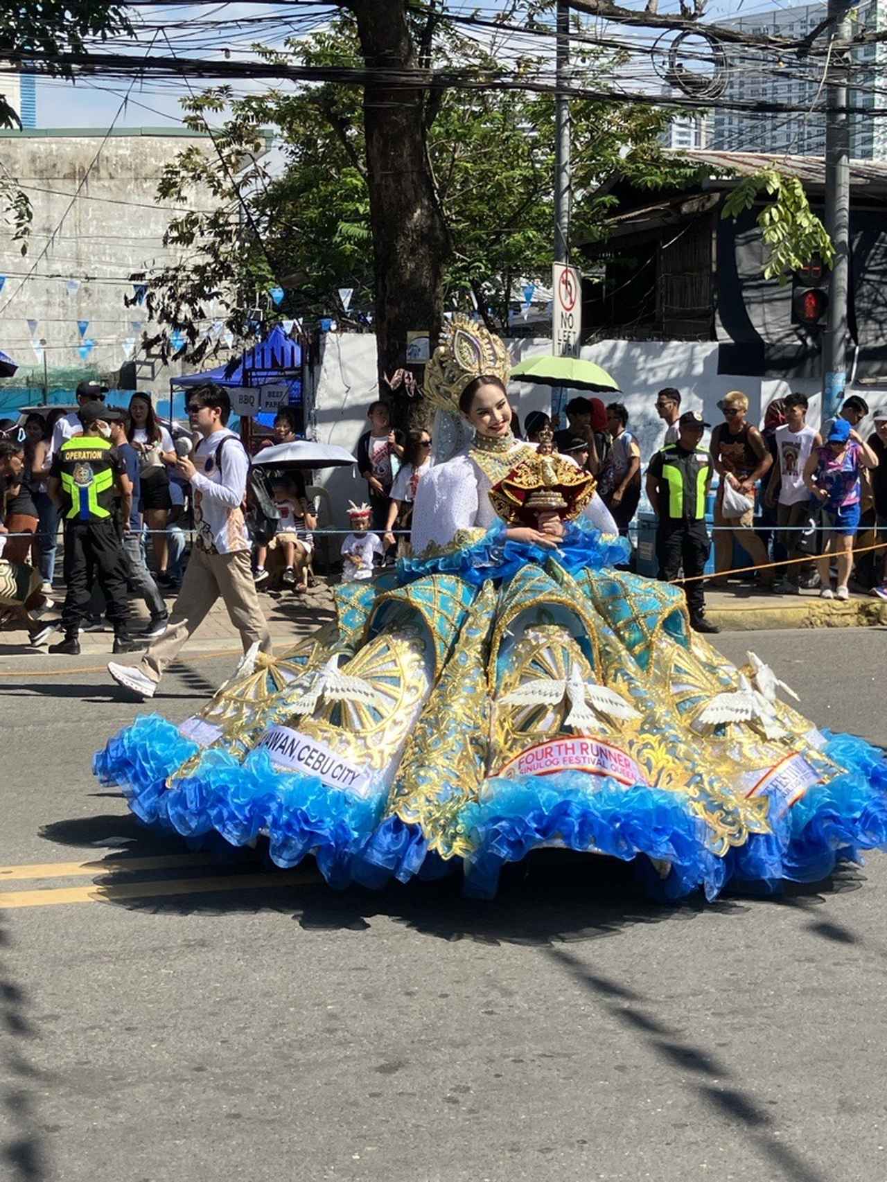 画像: サント・ニーニョ像を持つダンサー（筆者撮影）
