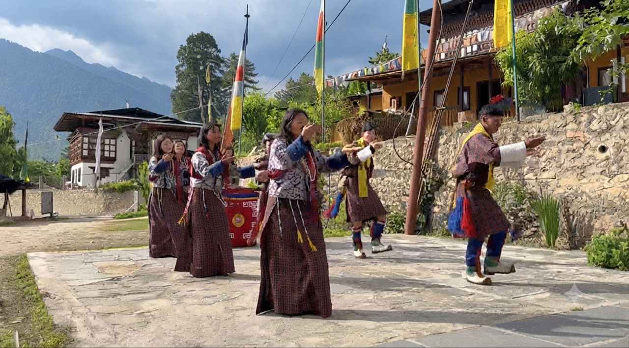 画像: 民族舞踊観賞の様子（弊社スタッフ撮影/イメージ）