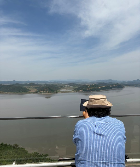 画像2: 展望台からの北朝鮮（弊社スタッフ撮影）