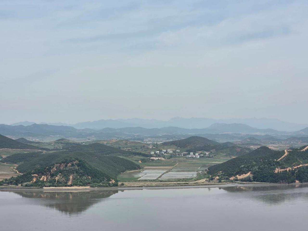 画像1: 展望台からの北朝鮮（弊社スタッフ撮影）
