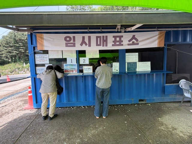 画像: 臨時のチケット販売所（弊社スタッフ撮影）