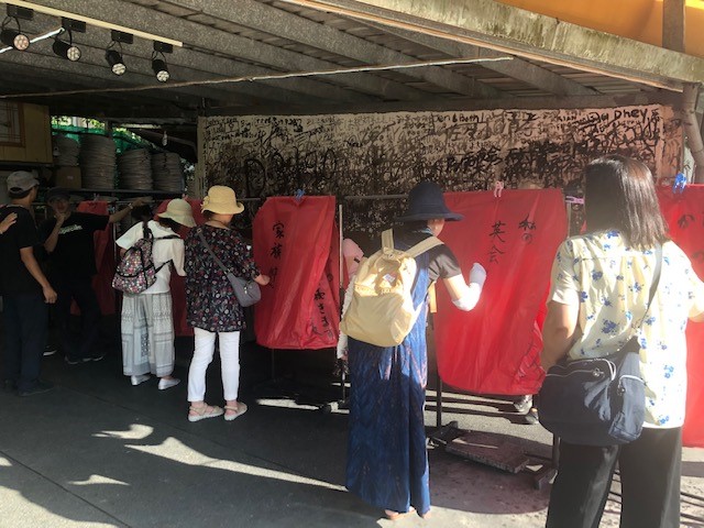 画像: 天燈上げ前に願いを書いている様子(イメージ/弊社スタッフA.M撮影)