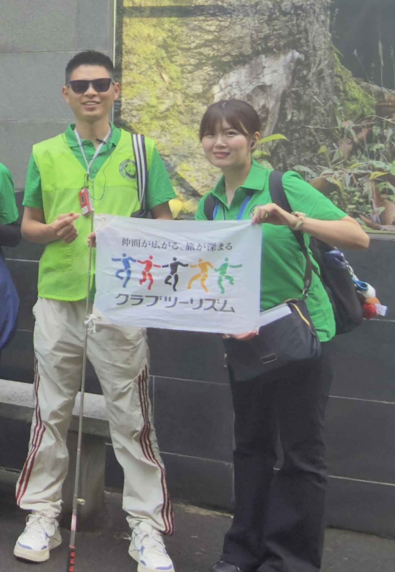 画像: 作業着姿の弊社スタッフと現地ガイド（弊社スタッフ撮影／206年6月）この日は緑色のTシャツが貸し出されました。