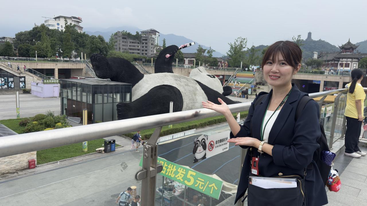 画像: 自撮りパンダのモニュメントと弊社スタッフ（撮影／2026年6月）