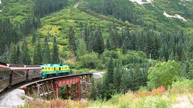 画像: 渓谷を走り抜けるホワイトパス&ユーコン鉄道 スキャグウェイにて