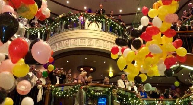 画像: 新年の幕開けと共に大量のバルーンを落とし、ダンスパーティーの始まりです!(イメージ)