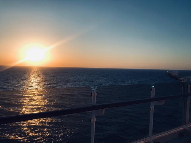 画像: クイーン・エリザベスからの夕日(イメージ) ※夕日や日の出などは天候によってご覧いただけない場合もございます