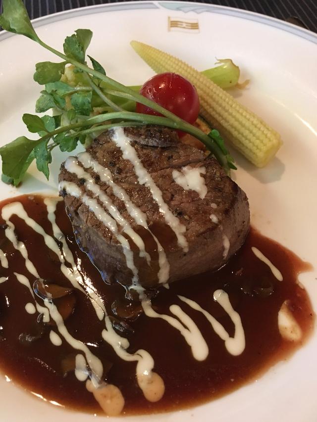 画像: 夕食でのお肉料理/丸山撮影