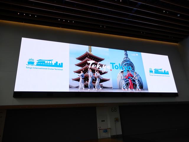 画像: 3階大型ビジョン(弊社スタッフ撮影)