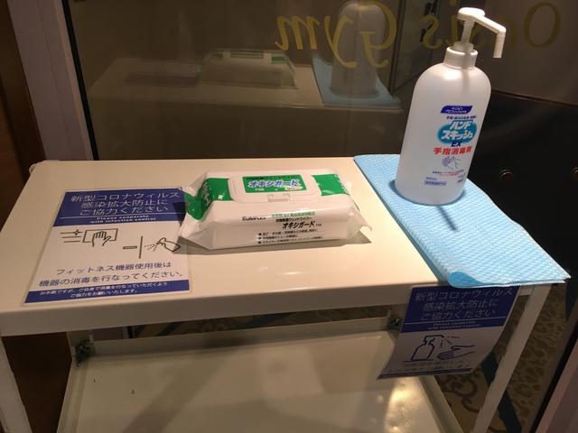 画像: にっぽん丸船内設置の消毒液(筆者撮影)