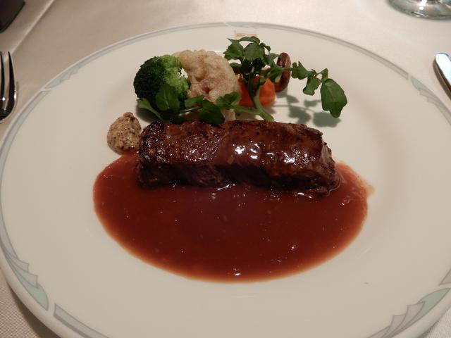 画像2: 夕食(筆者撮影)